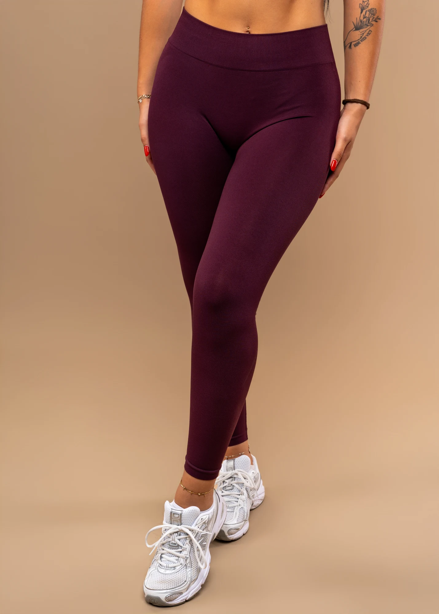 LÁKRIS LEGGINGS u nijansi Deep Merlot, detalj nogavice