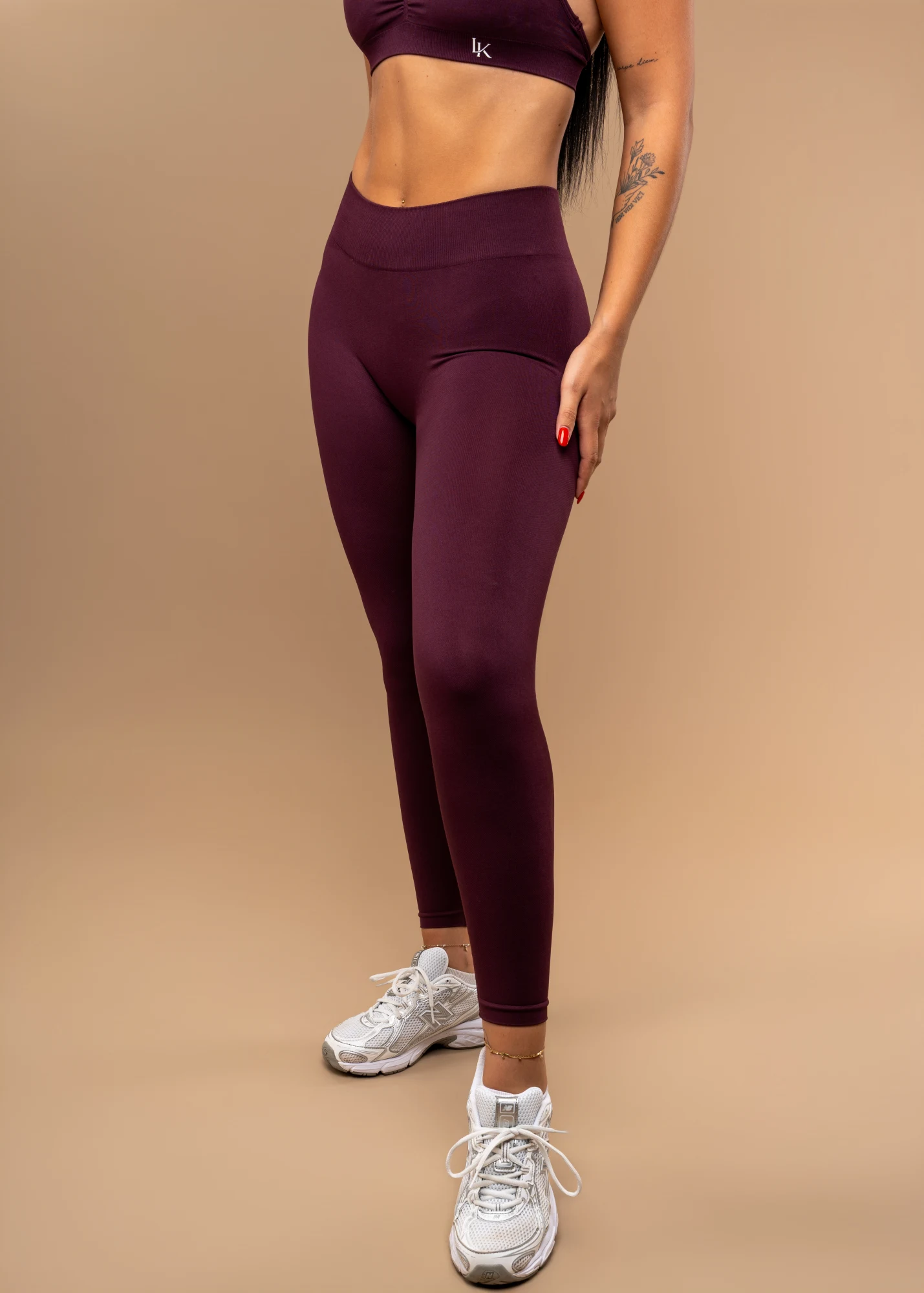 LÁKRIS LEGGINGS u nijansi Deep Merlot, pogled sa strane