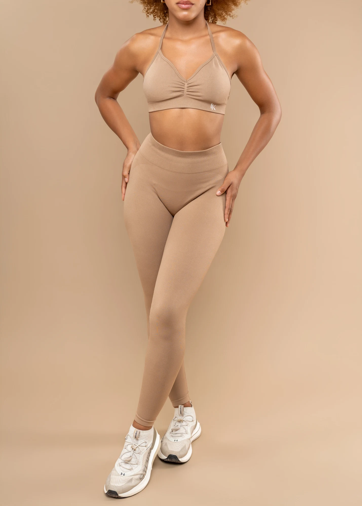 LÁKRIS SET u nijansi Silk Taupe, cijela figura, pogled sprijeda