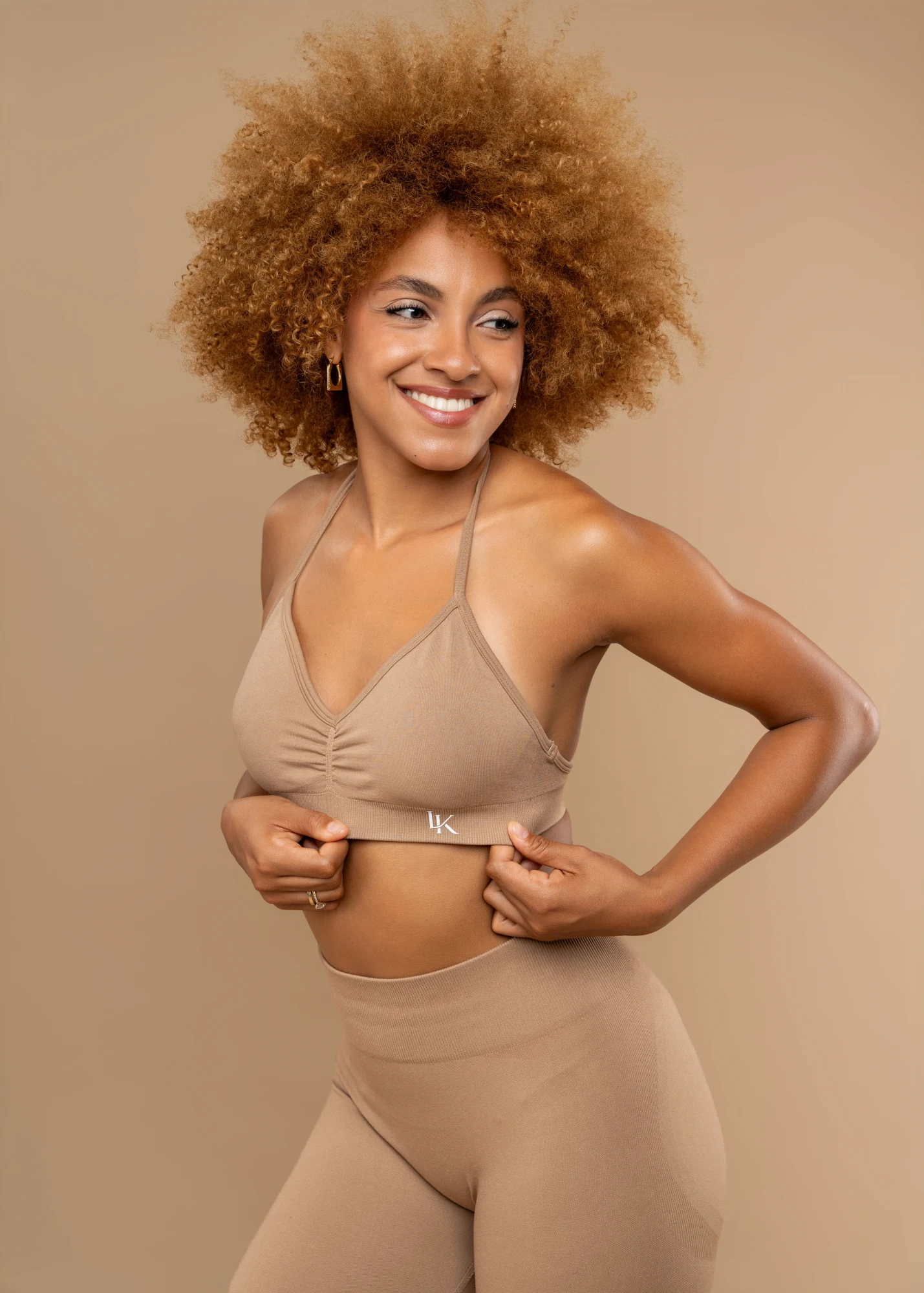 LÁKRIS SPORTS BRA u nijansi Silk Taupe, pogled sprijeda