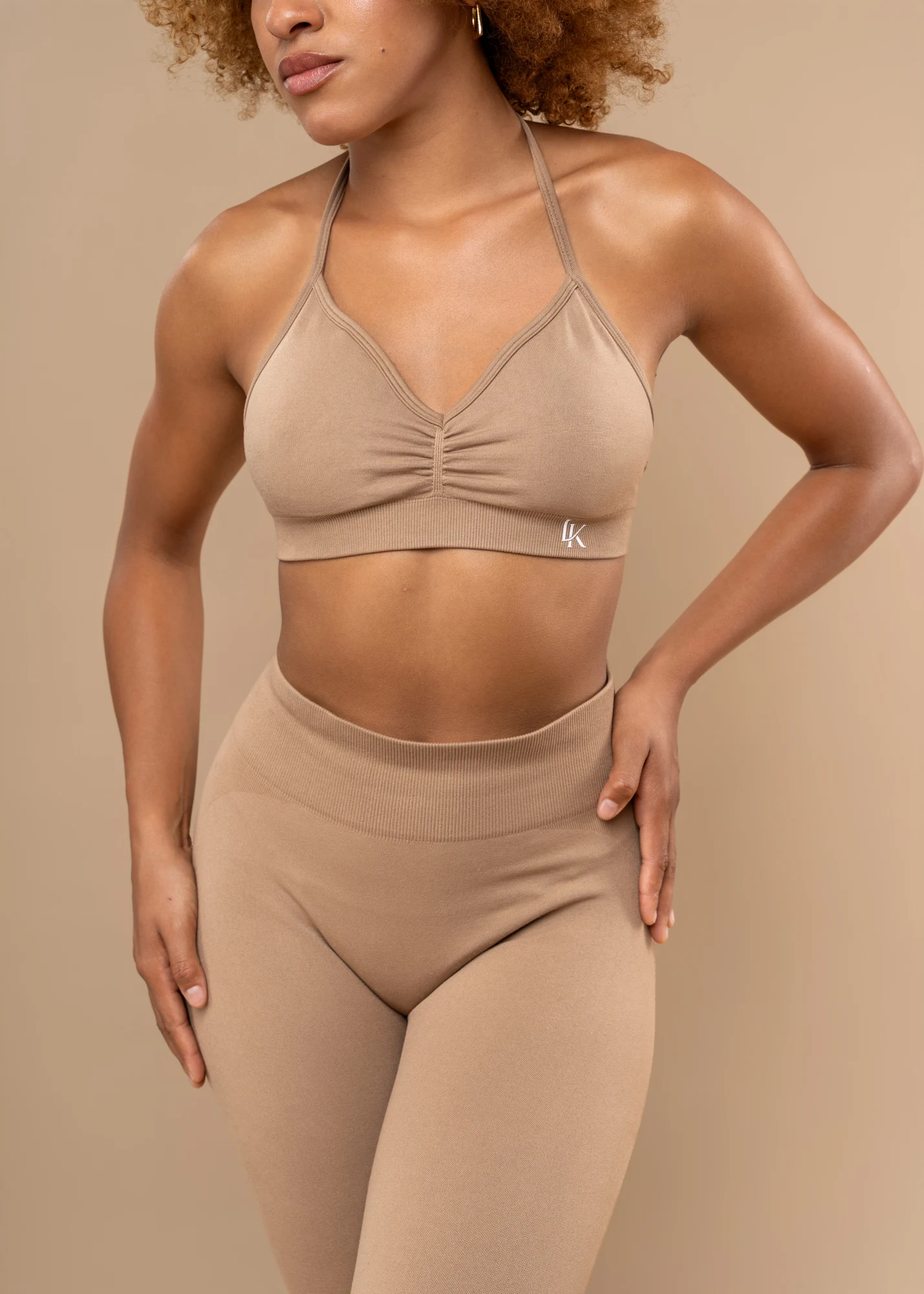 LÁKRIS SPORTS BRA u nijansi Silk Taupe, detalj prednjeg dijela
