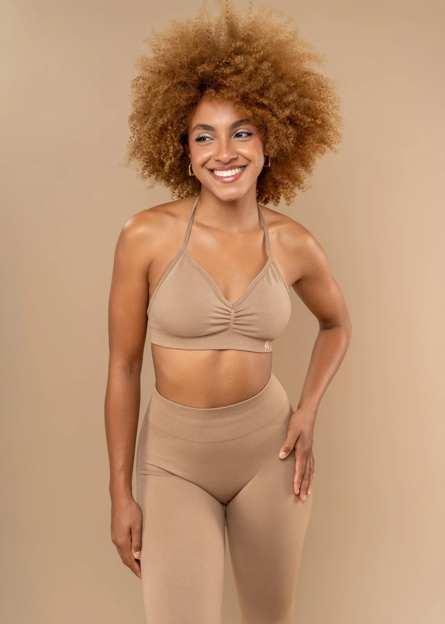 LÁKRIS SPORTS BRA u nijansi Silk Taupe, cijela figura, pogled sprijeda