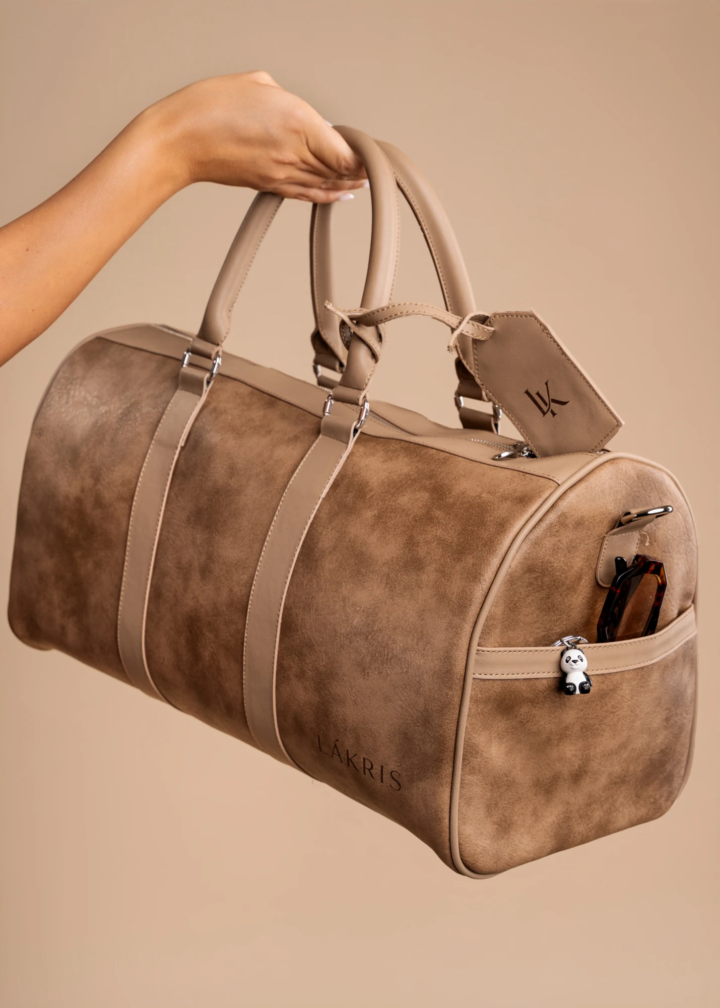 LÁKRIS SUEDE BAG u nijansi Cocoa Taupe, detalj s pretincem