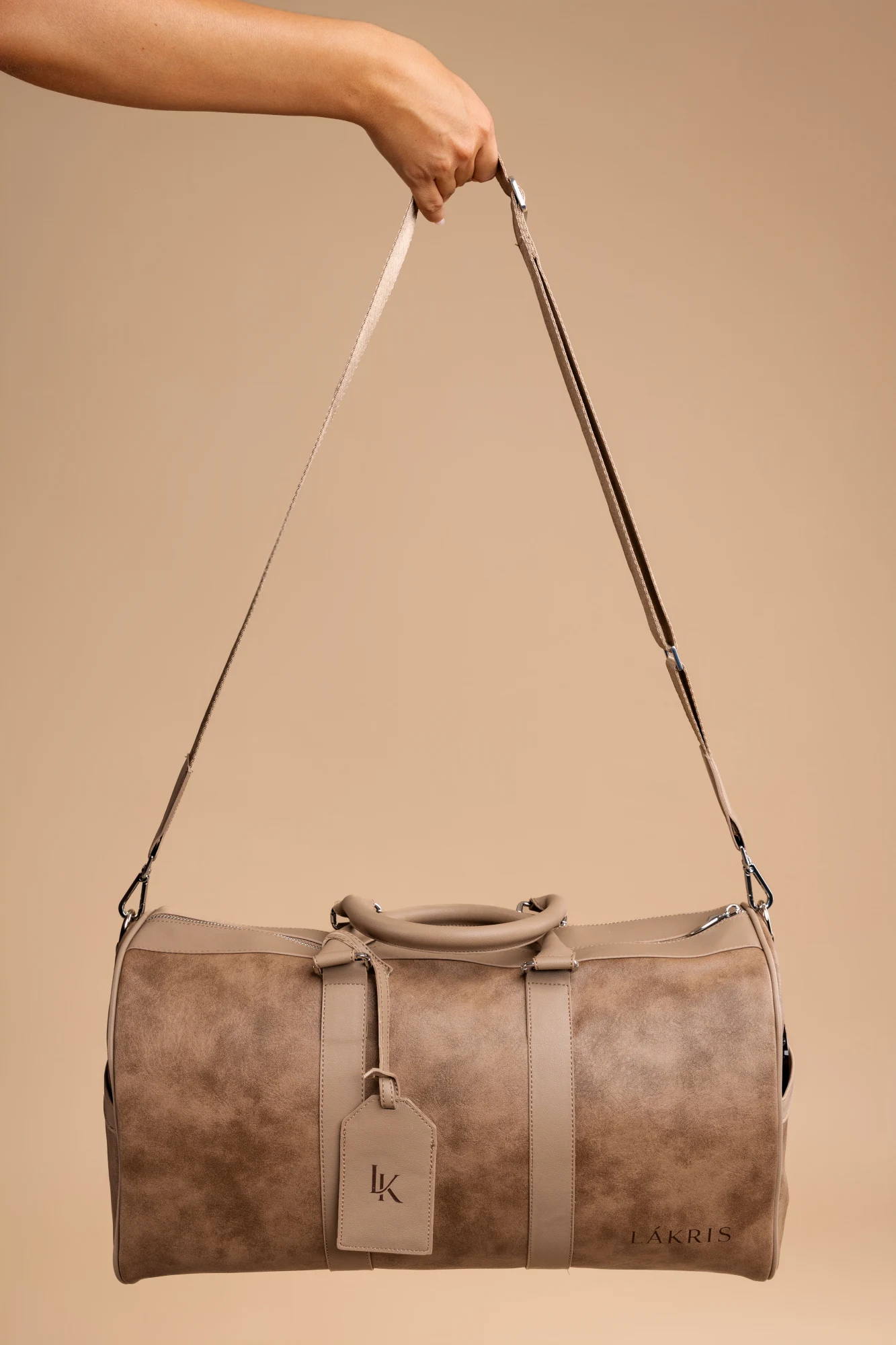 LÁKRIS SUEDE BAG u nijansi Cocoa Taupe, pogled sa strane, duga ručka