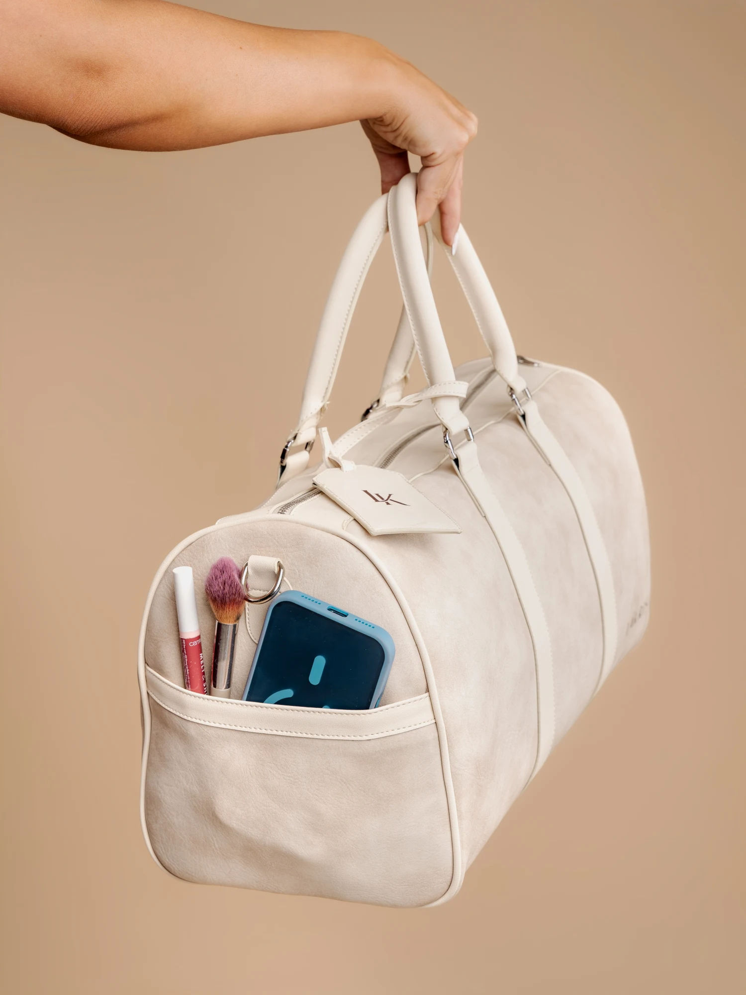 LÁKRIS SUEDE BAG u nijansi Creme, detalj s pretincem